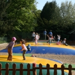 Trampolinanlage am Haus „Tropenwelt“