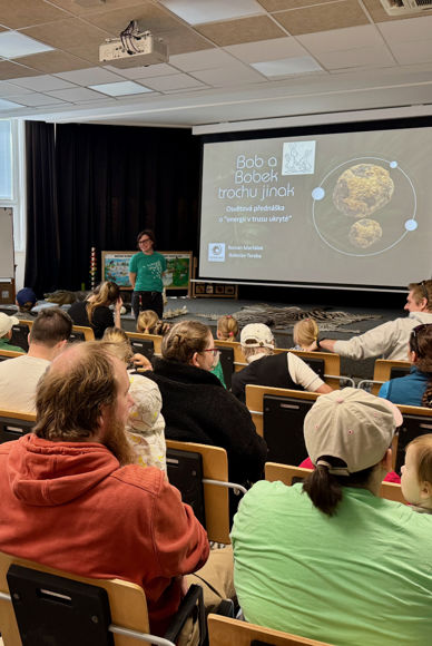 Fotografie zachycuje návštěvníky ve vzdělávacím sále na přednášce
