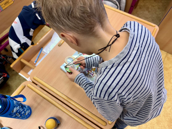 Fotografie zachycuje dítě při bádání